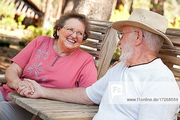 Liebevolles Seniorenpaar  das gemeinsam die Natur genießt
