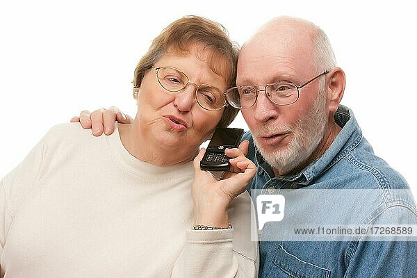 Glückliche Senior Paar mit Handy vor einem weißen Hintergrund