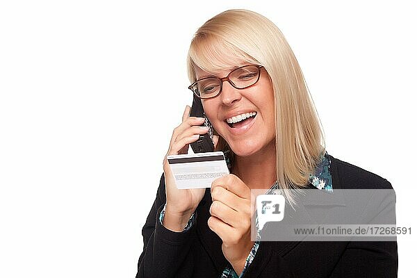 Schöne blonde Frau mit Telefon und Kreditkarte vor einem weißen Hintergrund