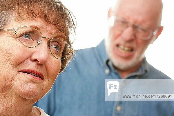 Wütendes älteres Paar in einem schrecklichen Streit