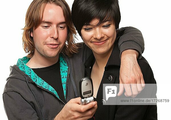 Diverse Paar mit Handy vor einem weißen Hintergrund
