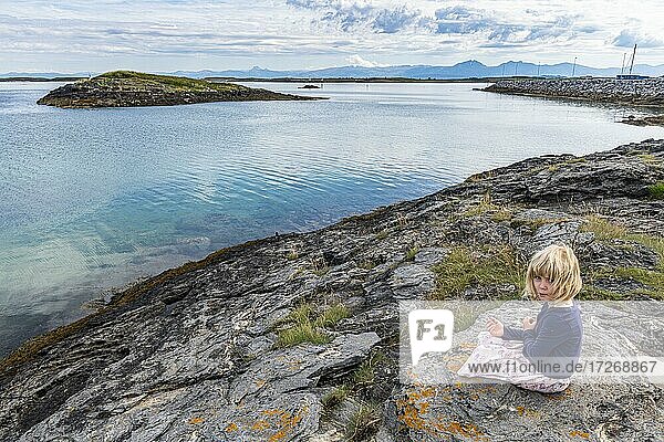 Kleines Mädchen auf einem Felsen  Unesco-Welterbe  Vega-Archipel  Norwegen  Europa