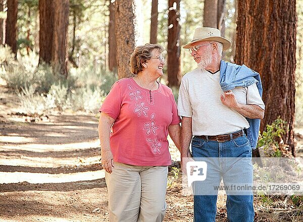 Liebevolles Seniorenpaar  das gemeinsam spazieren geht und die Natur genießt