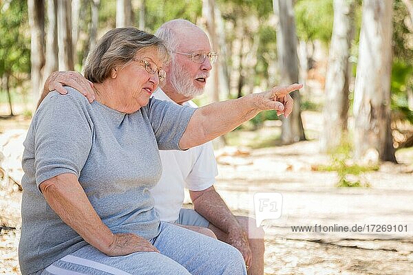 Älteres Paar genießt die freie Natur im Park
