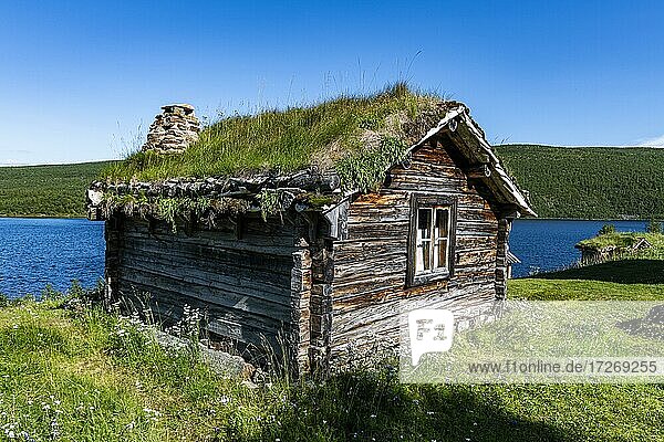 Historische Häuser am Fluss Karasjohka an der Grenze zwischen Norwegen und Finnland  Lappland  Finnland  Europa