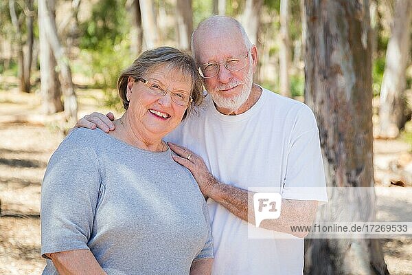 Glücklich Senior Paar Porträt im Freien im Park