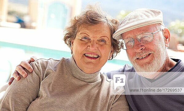 Glückliches älteres erwachsenes Paar  das das gemeinsame Leben genießt