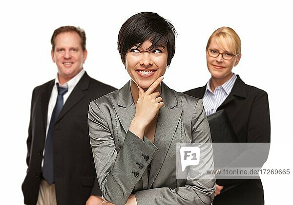 Attraktive Geschäftsfrau lächelnd mit Team vor einem weißen Hintergrund