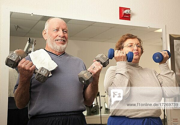 Aktives älteres Erwachsenenpaar beim Training im Fitnessstudio