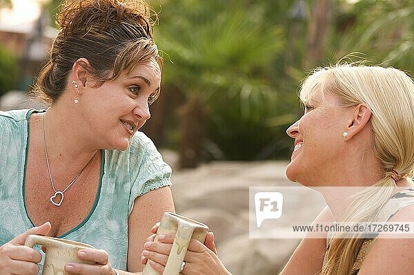 Zwei Freundinnen genießen ein lockeres Gespräch