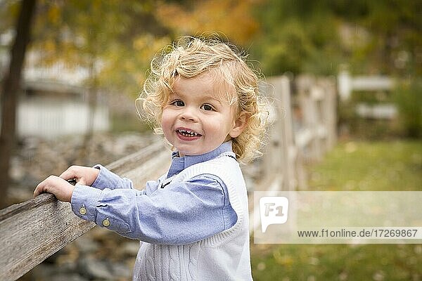 Glücklich adorable junge blonde Junge spielen draußen