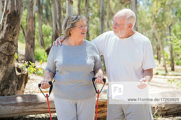 Glückliches  gesundes  älteres Paar  das gemeinsam draußen trainiert