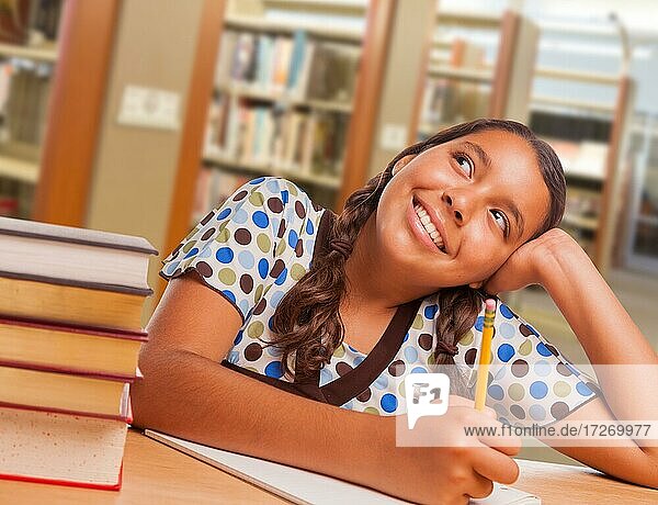 Glückliche hispanische Mädchen Student mit Bleistift und Bücher Tagträumen beim Studium in der Bibliothek