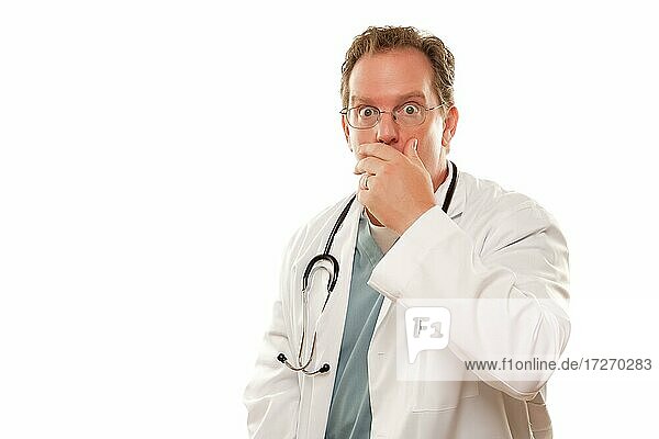 Arzt mit besorgtem Blick und Hand über den Mund vor einem weißen Hintergrund