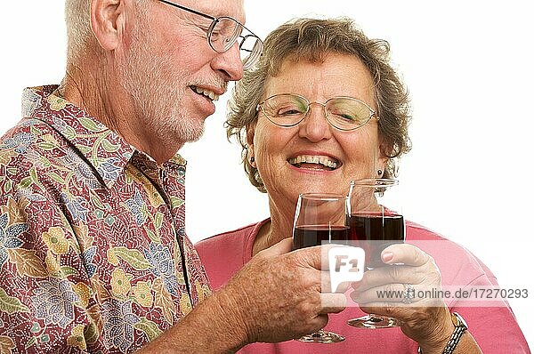 Glückliches Seniorenpaar  das mit Weingläsern anstößt