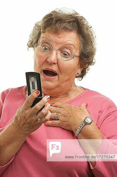 Ältere Frau benutzt Mobiltelefon