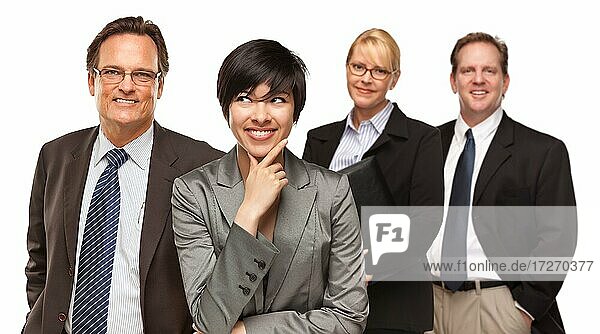 Lächelnde Geschäftsleute und Geschäftsfrauen vor einem weißen Hintergrund