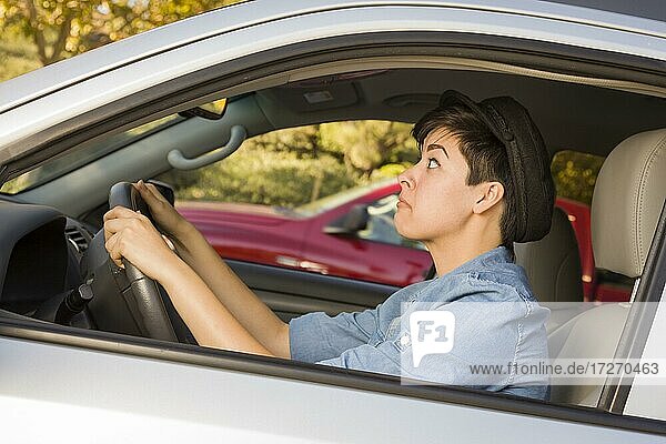 Sehr gestresste gemischtrassige Frau beim Autofahren und im Verkehr
