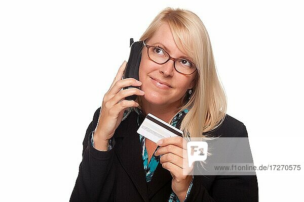 Schöne blonde Frau mit Telefon und Kreditkarte vor einem weißen Hintergrund