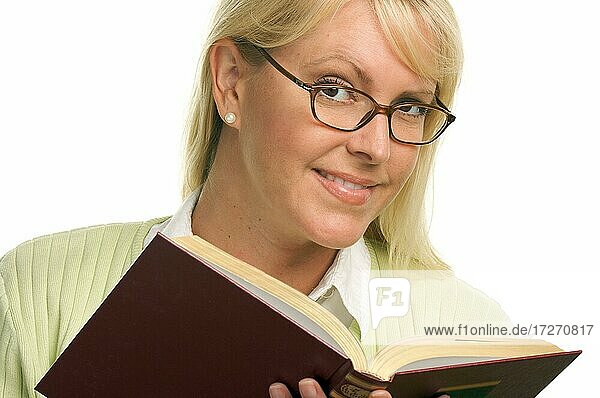 Attraktive Frau liest vor einem weißen Hintergrund