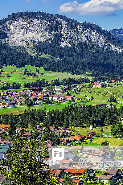 Österreich  Tirol  Gran  Dorf im Tannheimer Tal im Sommer