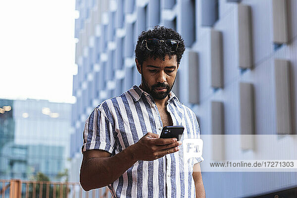 Mann benutzt Smartphone in der Stadt