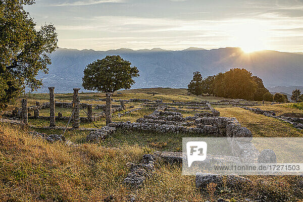 Albanien  Bezirk Gjirokaster  Ruinen der antiken griechischen Stadt Antigonia bei Sonnenuntergang