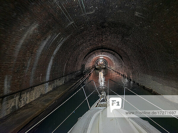 Heck eines Motorboots im Riqueval-Tunnel aus dem 19.
