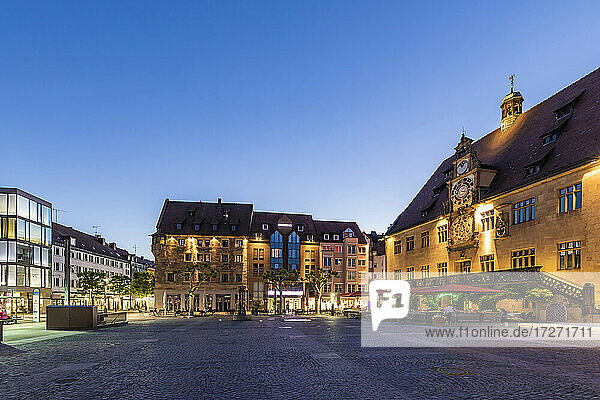 Deutschland  Baden-Württemberg  Heilbronn  Leerer Platz vor dem historischen Rathaus in der Abenddämmerung