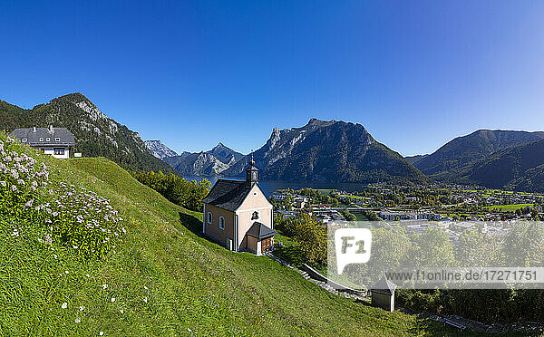 Österreich  Oberösterreich  Ebensee  Kalvarienbergkirche mit Blick auf die Alpenstadt im Sommer
