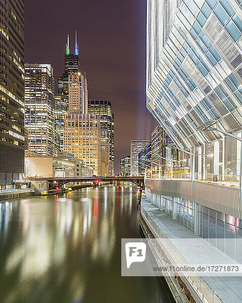 Blick auf den Chicago River bei Nacht  Chicago  USA