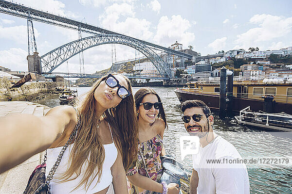 Fröhliche junge Freunde machen ein Selfie mit dem Fluss Douro in der Stadt Porto  Portugal