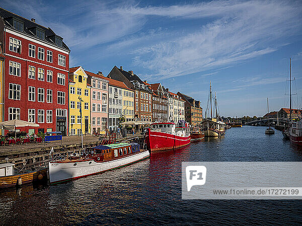 Dänemark  Kopenhagen  Boote an der Nyhavn-Promenade mit einer Reihe von historischen Stadthäusern im Hintergrund