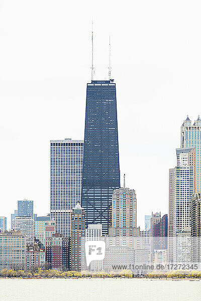 875 North Michigan Avenue (John Hancock Center)  umgeben von Wolkenkratzern bei klarem Himmel  Chicago  USA