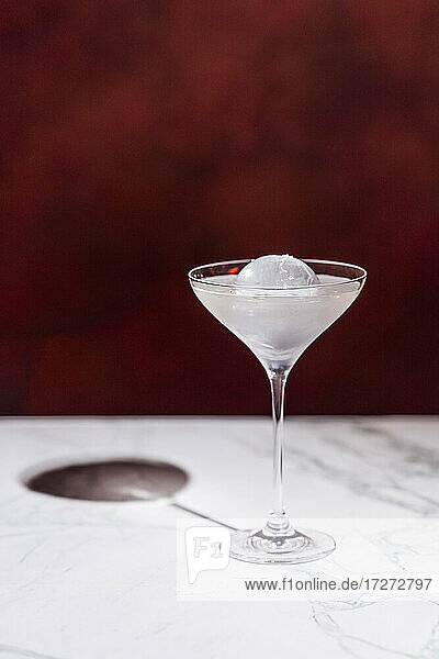 Cocktail im glänzenden Martini-Glas