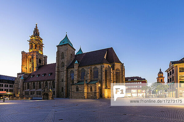 Deutschland  Baden-Württemberg  Heilbronn  Leerer Platz vor der St. Kilianskirche in der Abenddämmerung