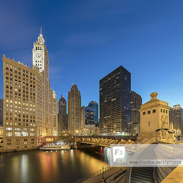 DuSable-Brücke über den Chicago River  umgeben von Gebäuden  Chicago  USA