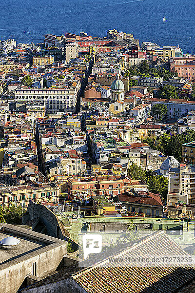 Italien  Kampanien  Neapel  Luftaufnahme eines Stadtviertels am Meer