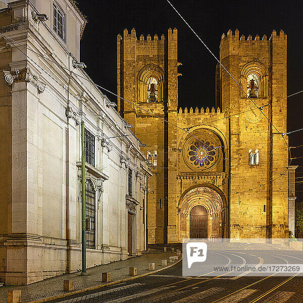 Portugal  Bezirk Lissabon  Lissabon  Leere Straße vor der Kathedrale von Lissabon bei Nacht