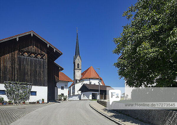 Deutschland,  Bayern,  Saaldorf-Surheim,  Straße vor einer Kirche in einer ländlichen Stadt