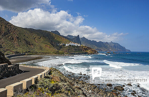 Spanien  Provinz Santa Cruz de Tenerife  Almaciga  Landstraße entlang der zerklüfteten Küste der Insel Teneriffa