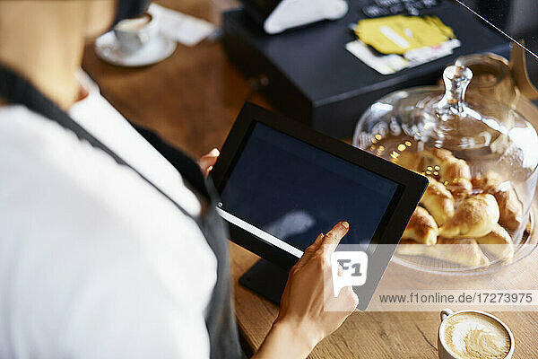 Hohe Winkel Ansicht der Barista mit digitalen Tablette an der Küchentheke im Café