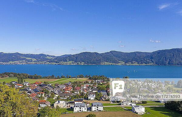 Drohnenansicht einer Stadt am See und Berge gegen blauen Himmel an einem sonnigen Tag  Attersee  Salzkammergut  Österreich