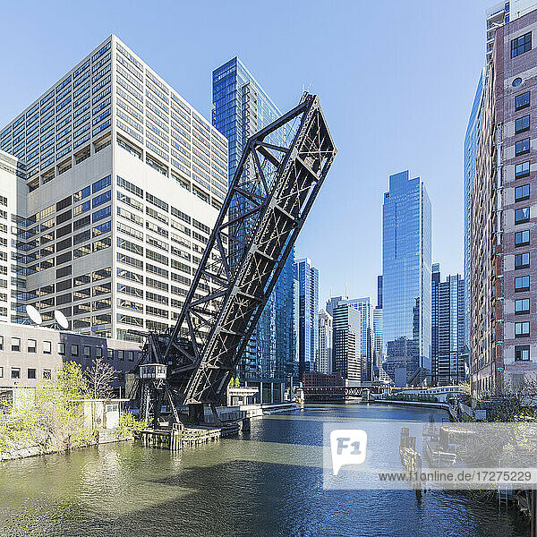 Chicago & Northwestern Railway Bridge über den Chicago River an einem sonnigen Tag  Chicago  USA