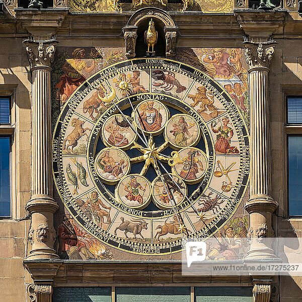 Deutschland  Baden-Württemberg  Heilbronn  Verschnörkelte astronomische Uhr des historischen Rathauses