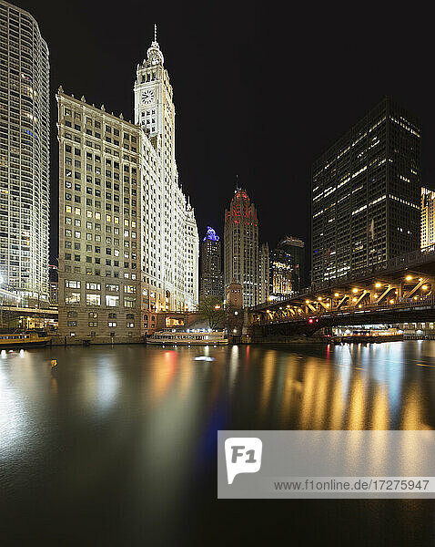 DuSable-Brücke über den Fluss mit städtischer Skyline bei Nacht  Chicago  USA