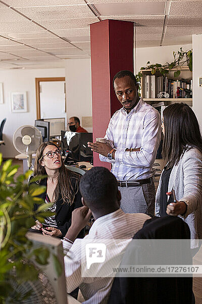 Multiethnische Geschäftsleute beim Brainstorming während einer Sitzung im Büro