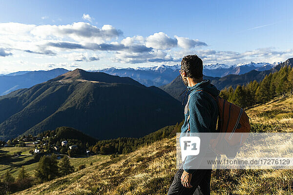 Tourist mit Rucksack und Blick auf den Berg an einem sonnigen Tag