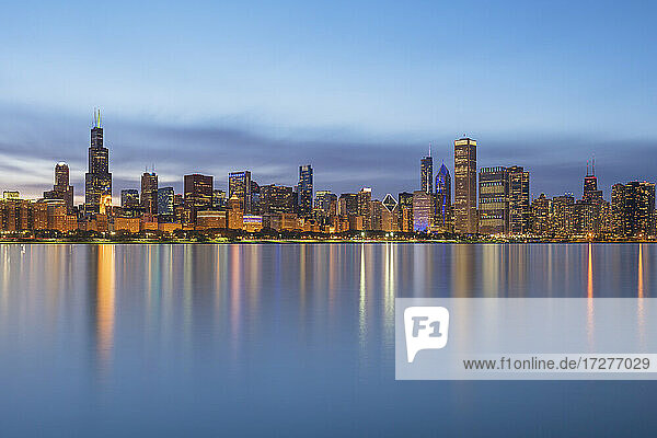Downtown vom Northerly Island Park aus gesehen in der Abenddämmerung  Chicago  USA