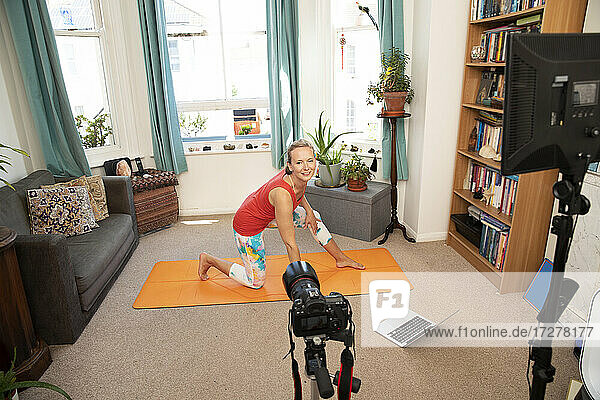 Fitness Frau tun Übung Videoaufnahme mit Kamera zu Hause
